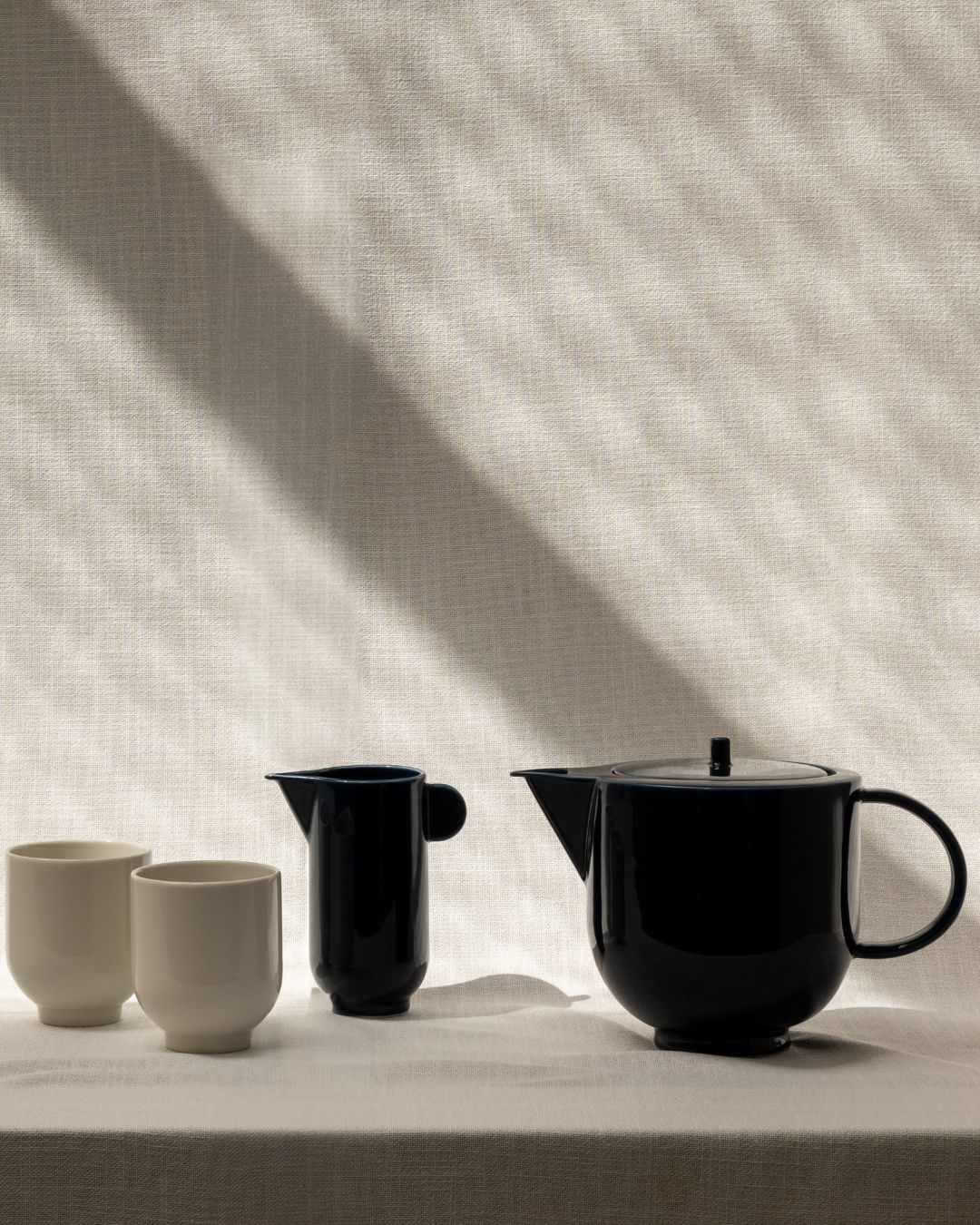 Yoko Modern Porcelain Teapot by Stilleben | Motarasu