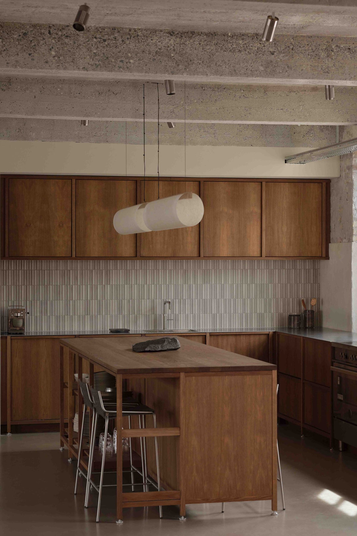 Motarasu ENSO Raw pendant light in a modern Japandi kitchen with wooden cabinets, Vermland showroom